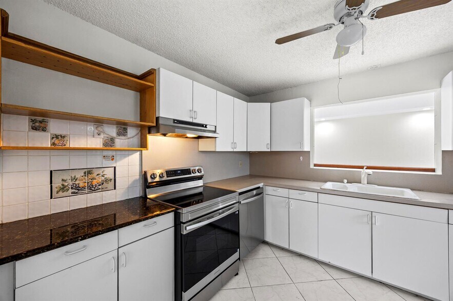 Building Photo - 1828 N Palmway