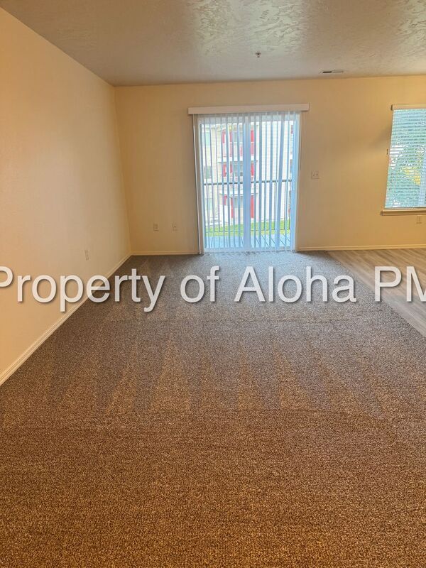 Building Photo - 1065 W Pine Ave