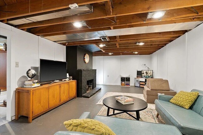 Building Photo - SPACIOUS 3BD/1BA SOUTH HILL HOME | ATTACHED GARAGE | FENCED YARD | W/D HOOKUPS | AVAIL JULY 1