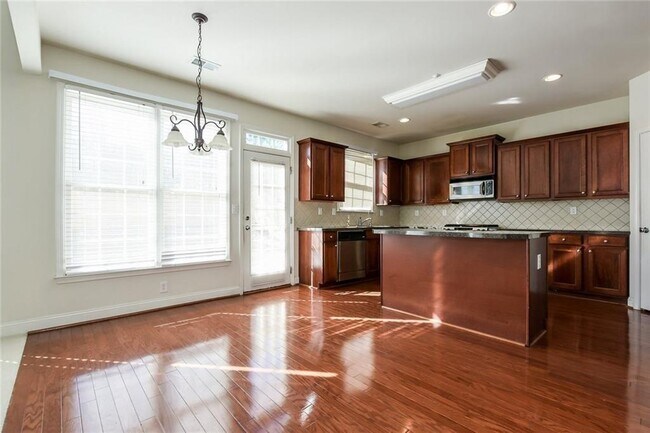 Building Photo - 669 Maple Grove Way