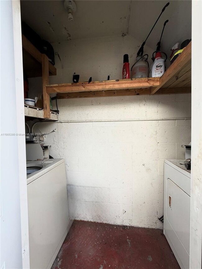 Building Photo - 1185 SW 16th Ave