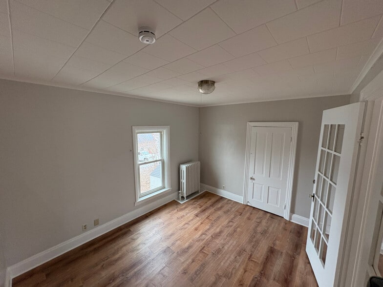 Building Photo - 302 W 10th Ave