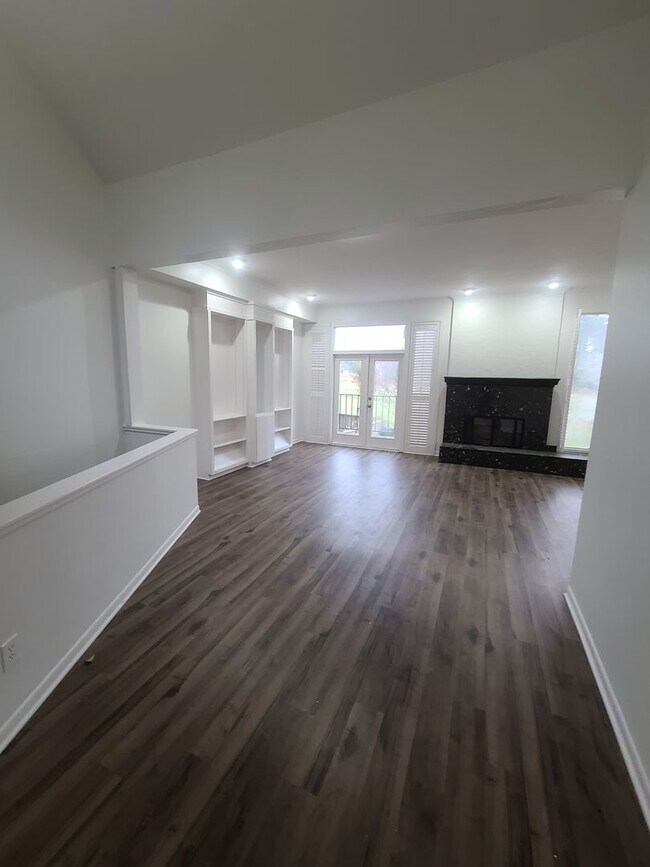 Building Photo - 3/2.5/2 with 2 Living Areas on Crossing Creeks Country Club