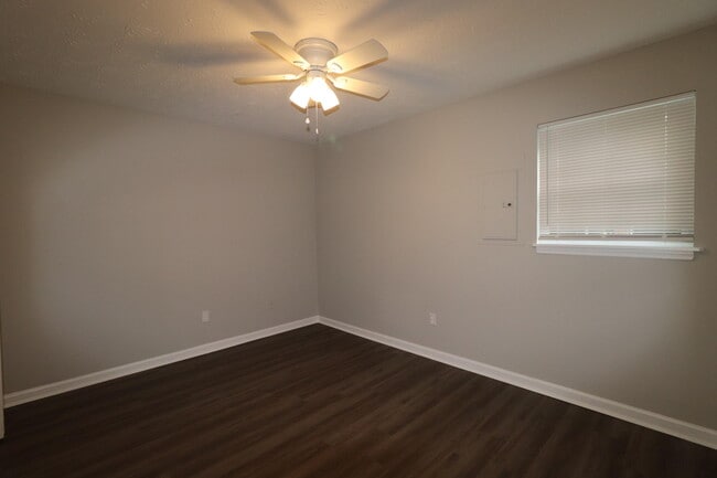 Building Photo - 402 Lakeview Dr