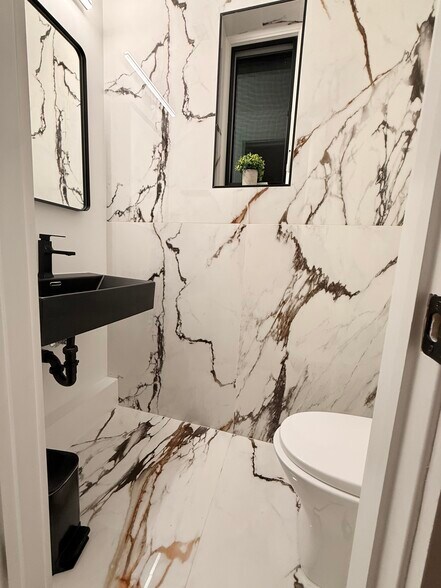 Powder room - 4803 Butterworth Pl NW