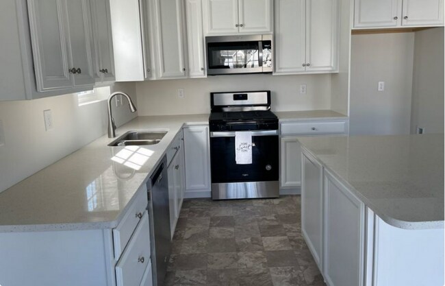 Building Photo - Stunning 4 bedroom 2.5 Bathroom Home in Ma...