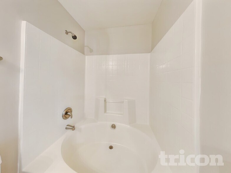 Building Photo - 3933 Far West Dr