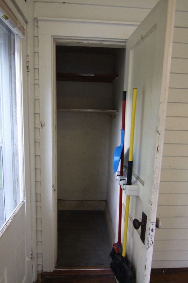 Building Photo - 2 Bedroom Home For Rent 1 Block From APSU!