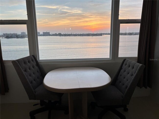 Building Photo - 4750 Cove Cir