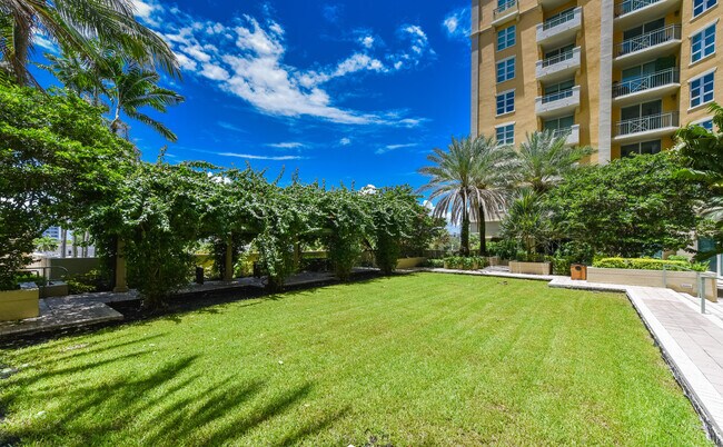 Building Photo - 403 S Sapodilla Ave