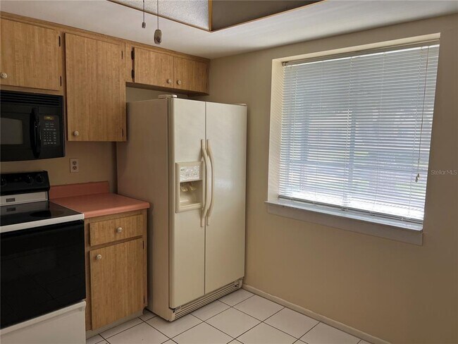 Building Photo - 2225 Lark Cir W