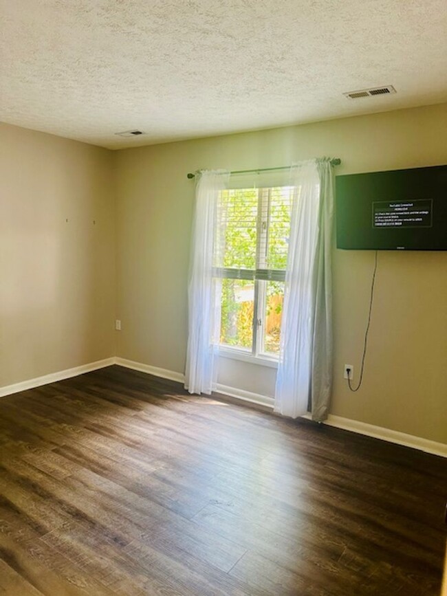 Building Photo - End unit town  house walking distance to b...