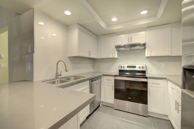 Building Photo - 1270 Bellevue Way NE