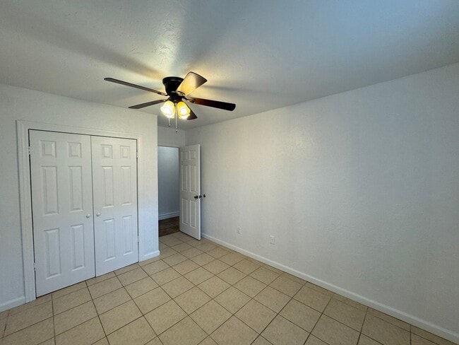 Building Photo - GORGEOUS! 5 Bedroom, 3 Bathroom Home in Deland!