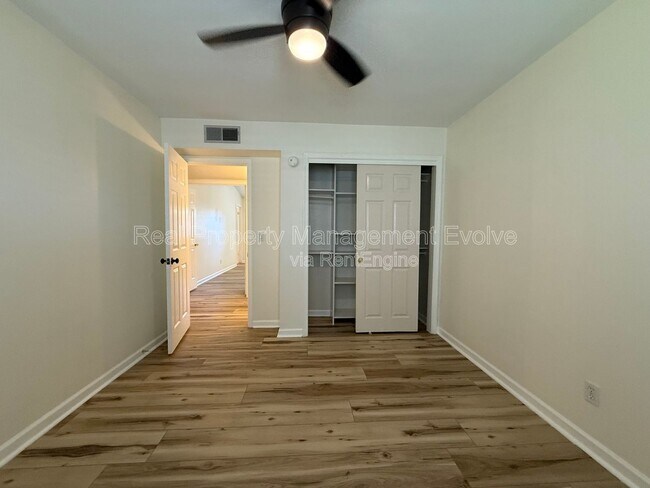 Building Photo - 6502 E Grandview Dr