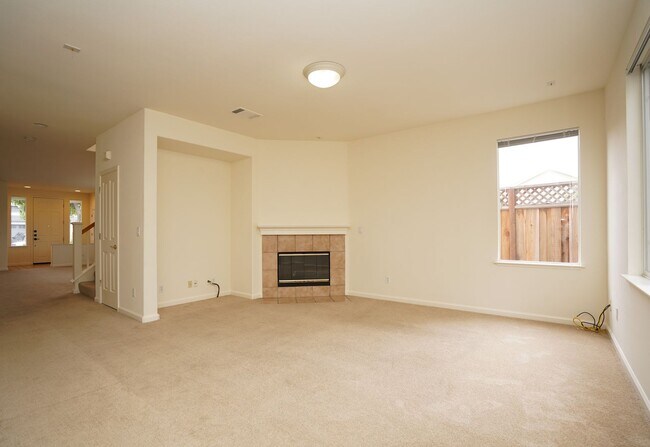 Building Photo - Spacious Home in Excellent Location!