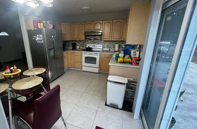 Building Photo - 2289 SE Seamist St