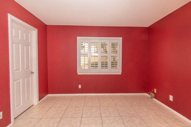 Building Photo - Beautiful + Spacious 4 bedroom/3 bath/3 Ca...