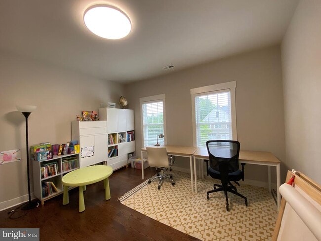 Building Photo - 2233 N Underwood St