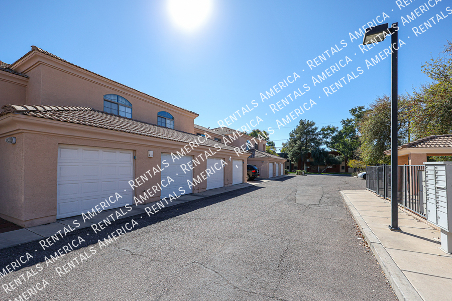 Building Photo - 1426 E Grovers Ave