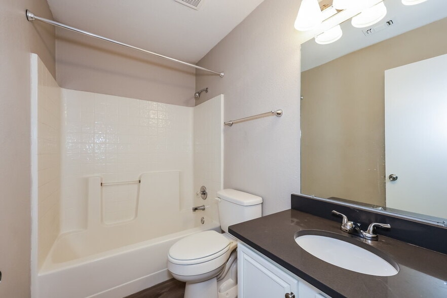 Building Photo - 2628 Hidden Springs Dr
