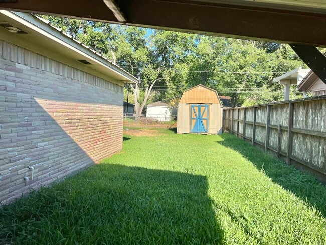 Building Photo - 2521 S Pearland Ave
