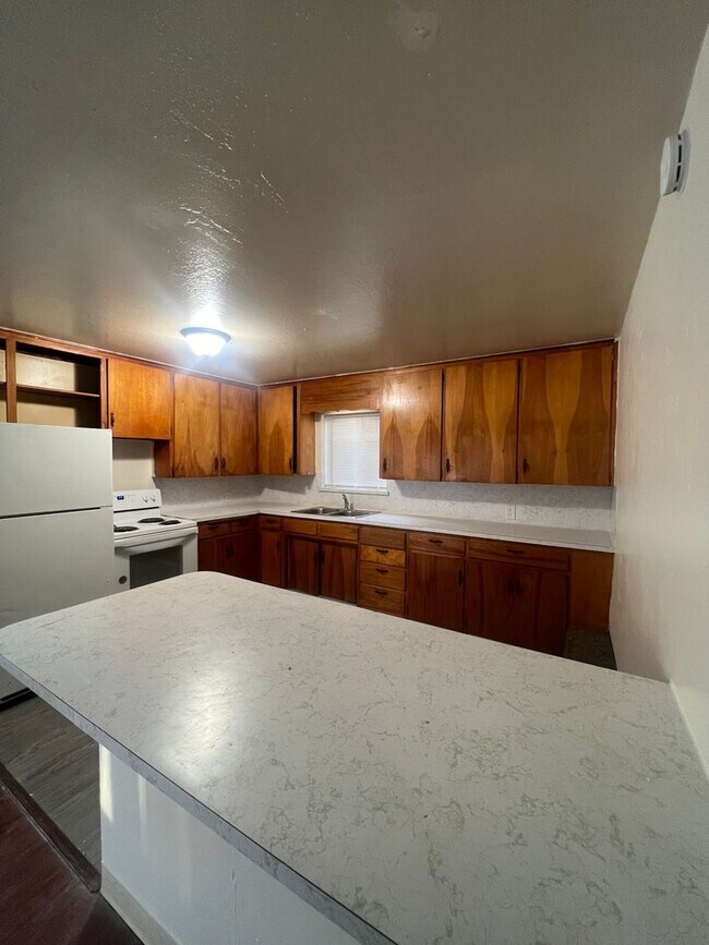 Building Photo - LARGE 1 BED 1 BATH UNIT WITH PRIVATE PATIO