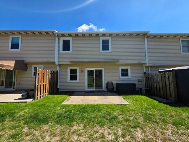 Building Photo - Spacious Town Home in Brighton Heights!