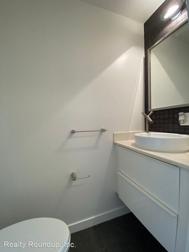 Building Photo - 2 br, 2.5 bath House - 142 4th St