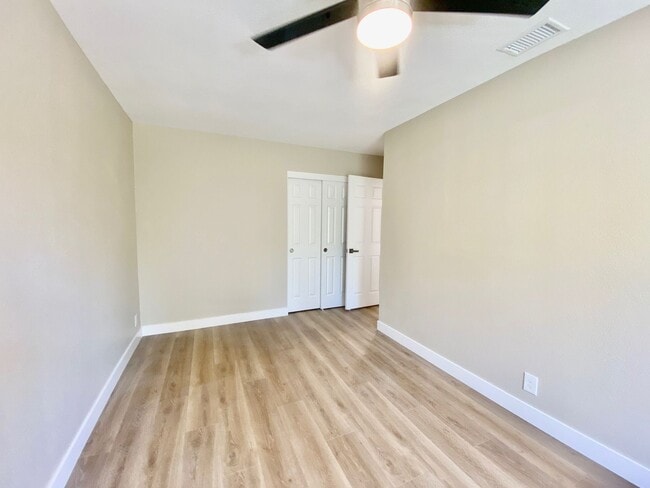 Building Photo - RECENTLY RENOVATED 4 BED, 2.5 BATH HOME ON CORNER LOT