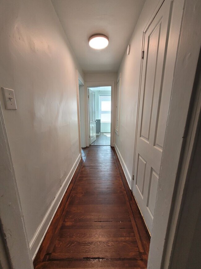 Building Photo - 565 W Market St