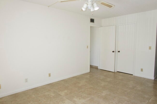 Building Photo - 208 Foxtail Dr