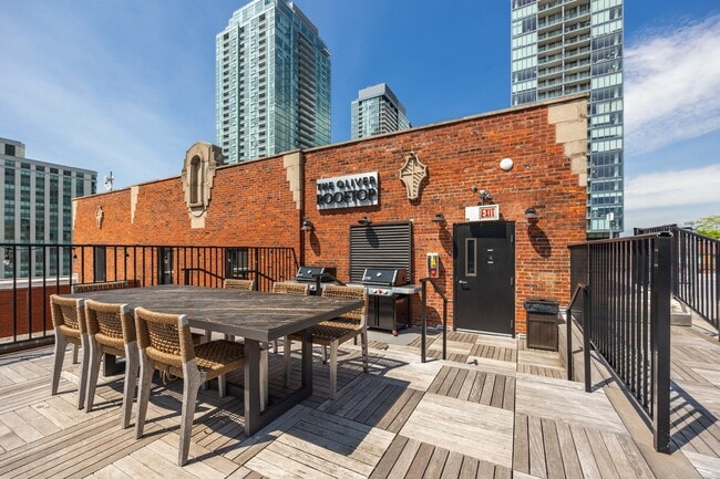 Building Photo - 1140 N La Salle Dr