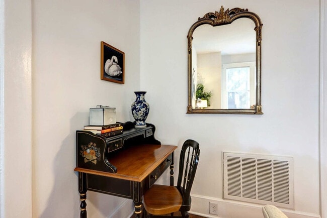 Building Photo - 306 E Victory Dr