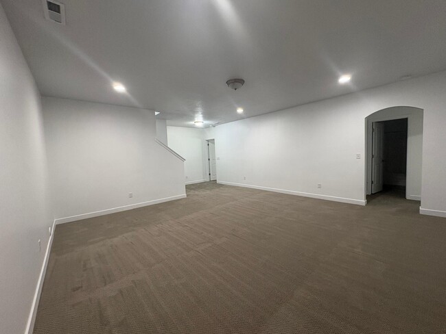 Building Photo - 6354 Upland View Dr