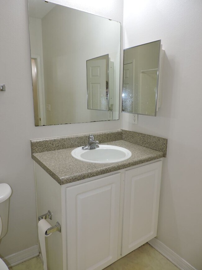 Building Photo - Easy access to interstate, shopping & hospitals!