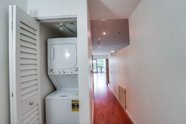 Building Photo - "Urban Retreat in San Diego- Open Floor Plan – 1 Bed, 1 Bath"