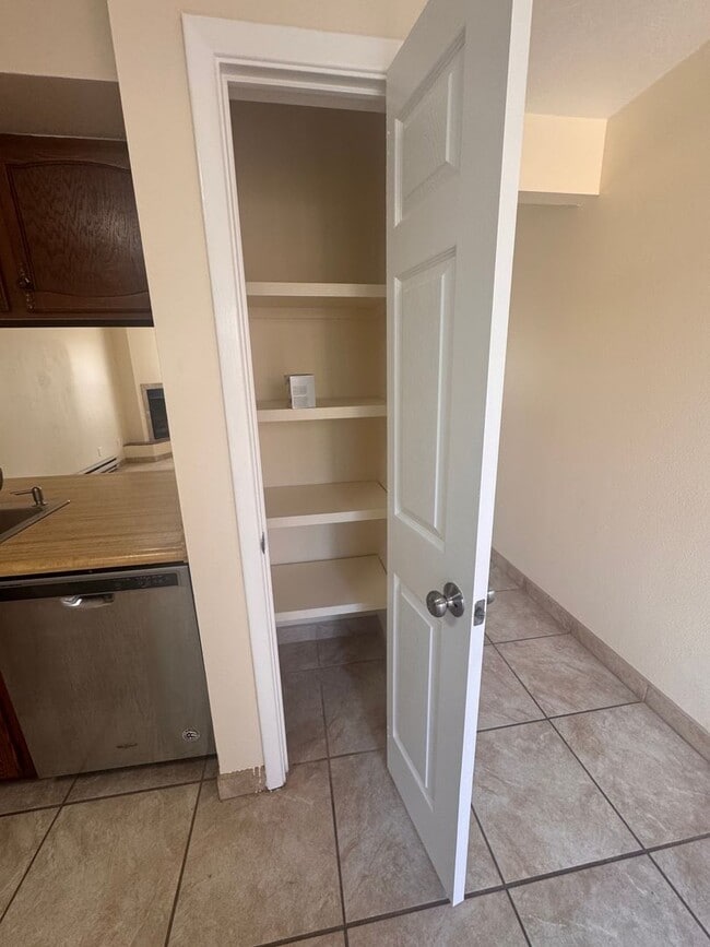 Building Photo - Cute Condo near University