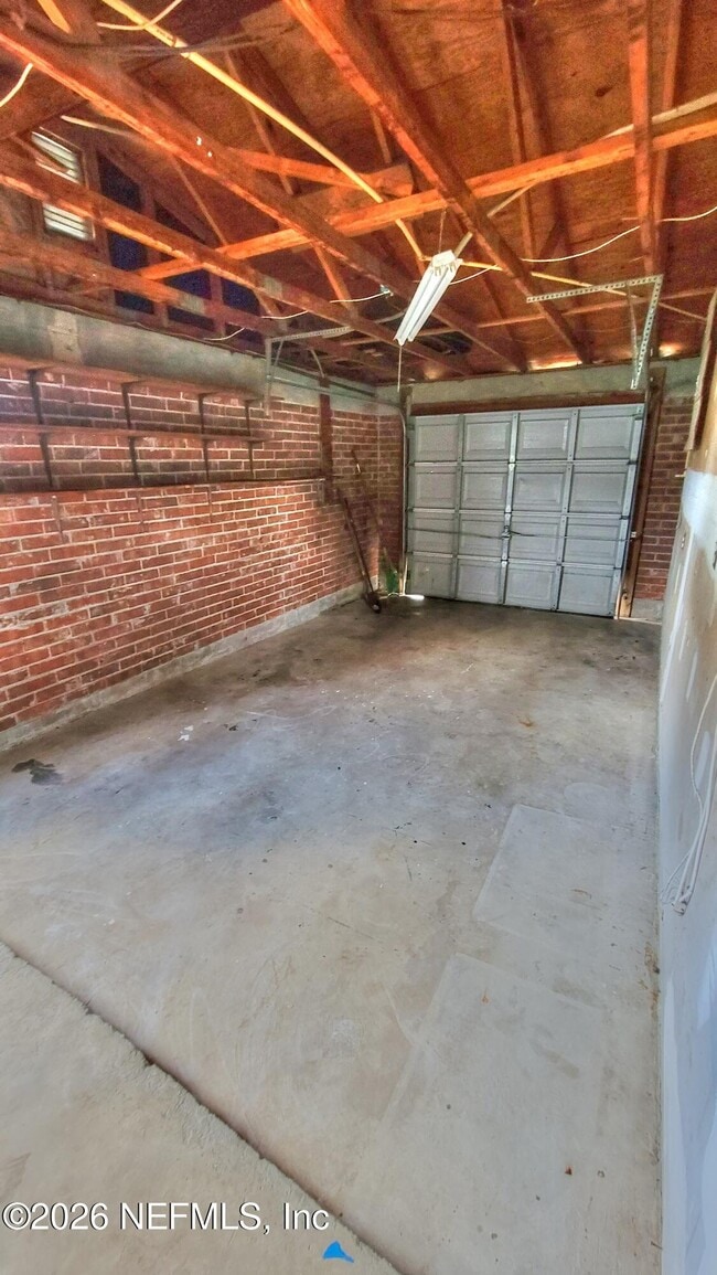 Building Photo - 2472 Fernside Rd