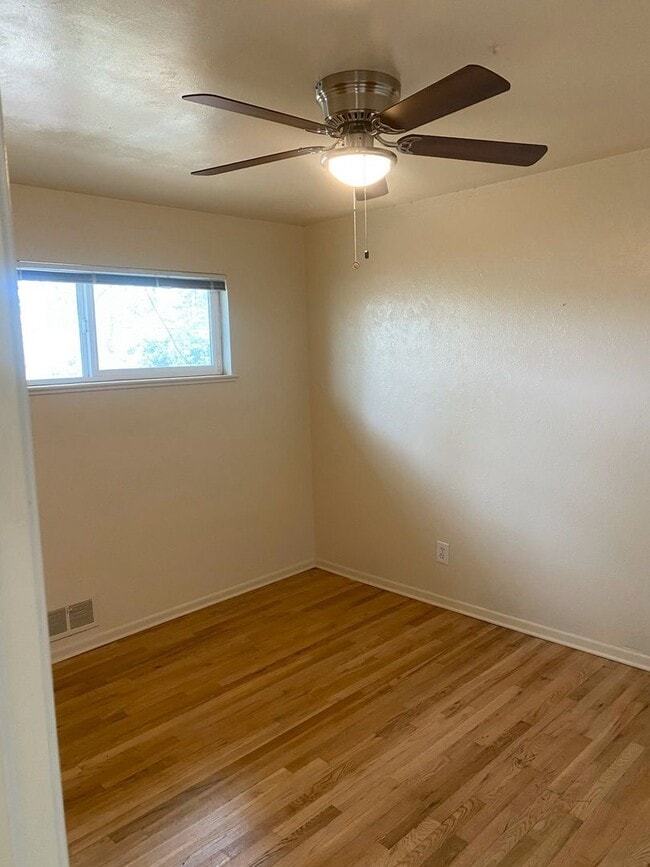 Building Photo - Fully Renovated and ***Move in Special***