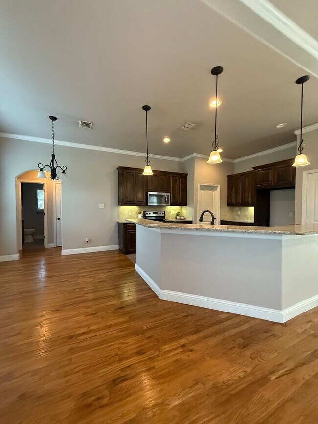 Building Photo - 3/2/2 - WATER + LAWN CARE Included + COMMUTER FRIENDLY