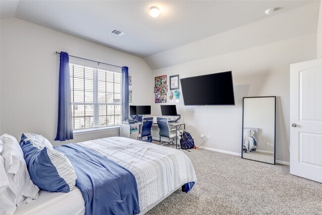 Building Photo - 22103 Regal Heights Dr
