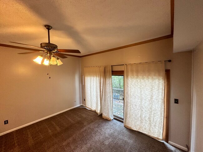 Building Photo - 658 Carriage Cir