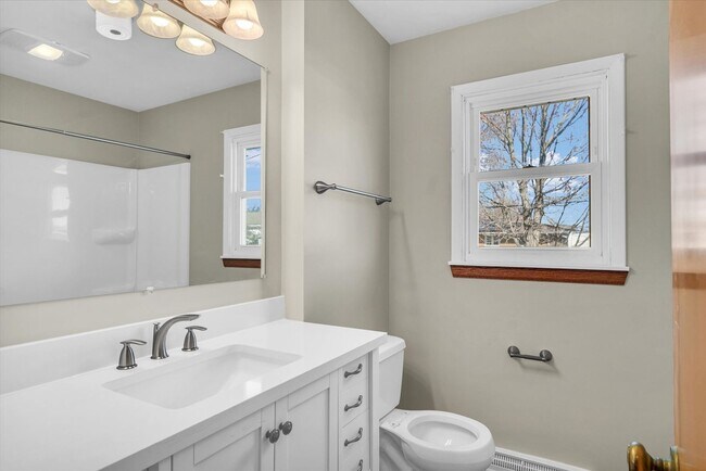 Building Photo - 220 Ivanhoe Way