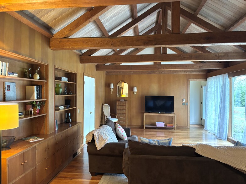 Library and TV room - 439 Allens Creek Rd