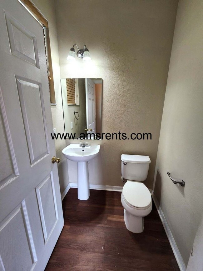 Building Photo - Delightful 3 bedroom 2.5 bath House