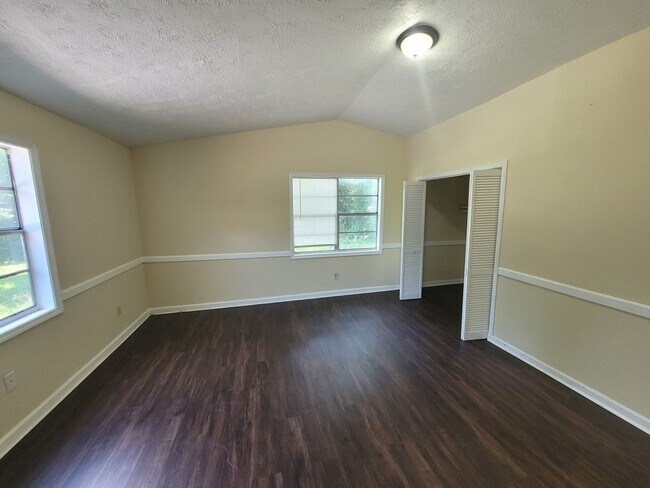 Building Photo - 4 bedroom 1.5 bathroom