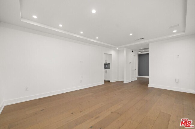 Building Photo - 2400 S Beverly Dr