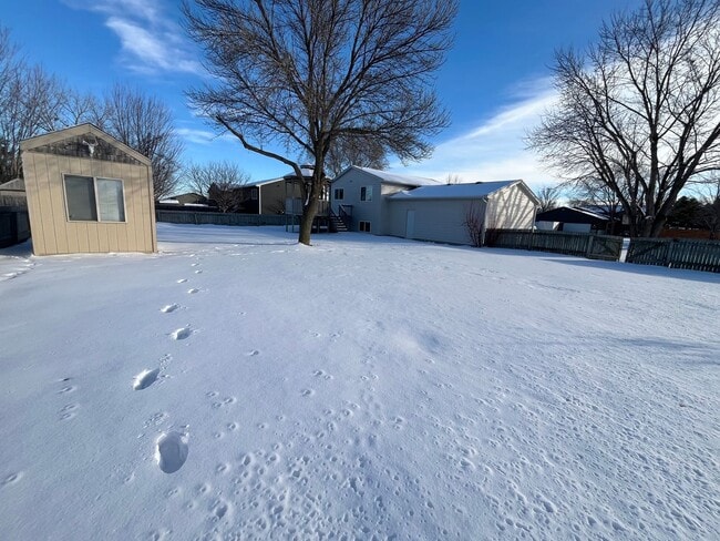 Building Photo - 5 Bed/2 Bath West Side Home!