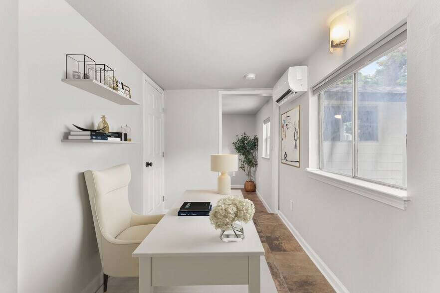 Flex space great for work from home - 815 Gunter St